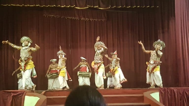 spectacle de danse traditionnelle sri lanka kandy