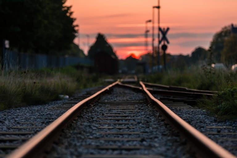 voie ferrée train couché de soleil