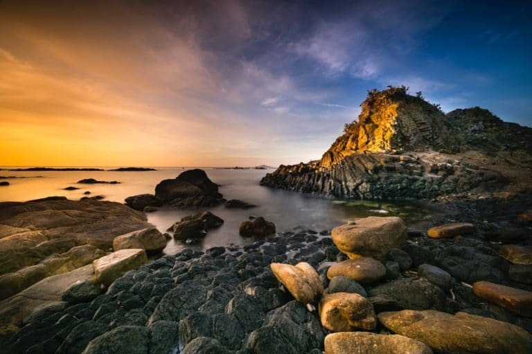 levé de soleil avec vue sur mer et les rochers