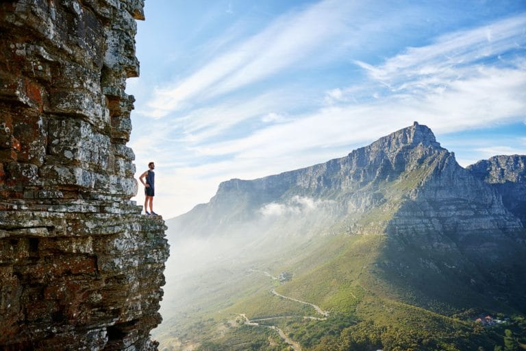 voyageur sur une montagne avec une vue magnifique