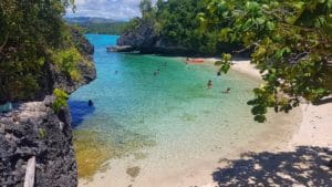 baie-plage-rocher-eau-turquoise