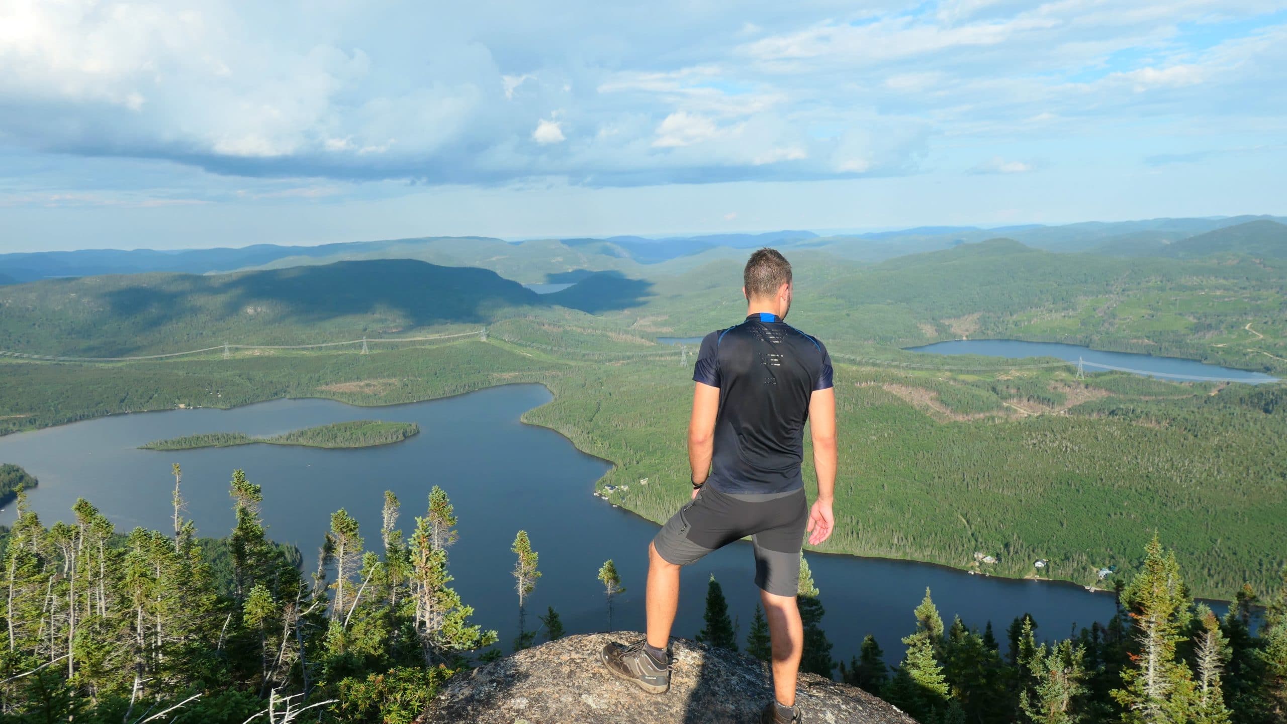 Point de vue du sommet du mont Menaud sur les lacs