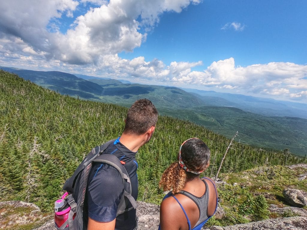 point de vue sur la région de charlevoix et ses montagnes environnants