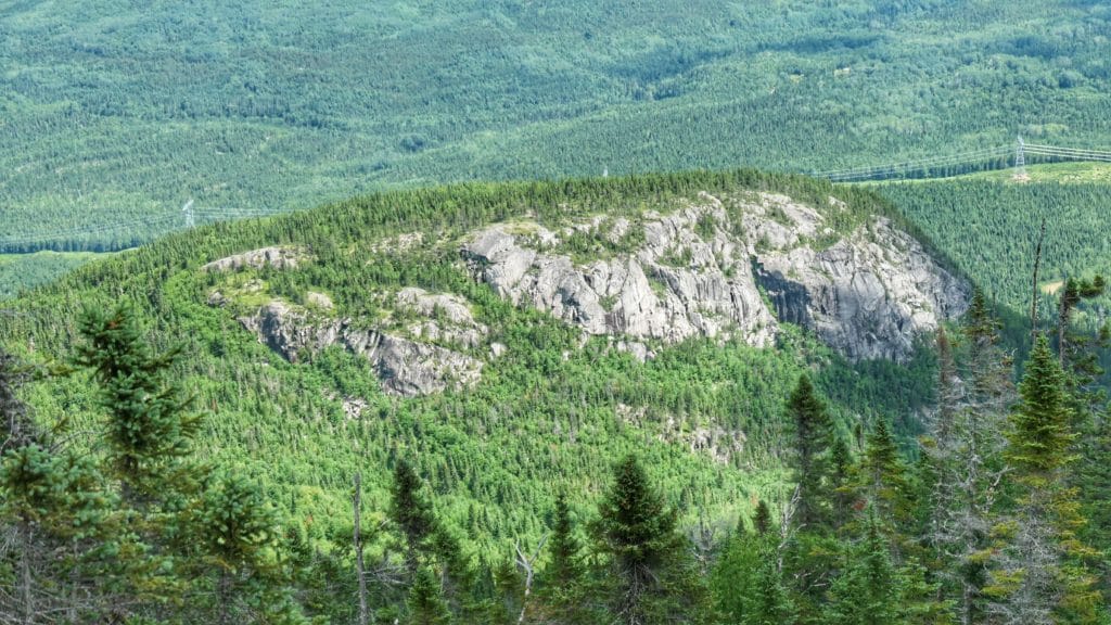 Vue d'une montagne verdoyante sur la randonnée du mont des Morios