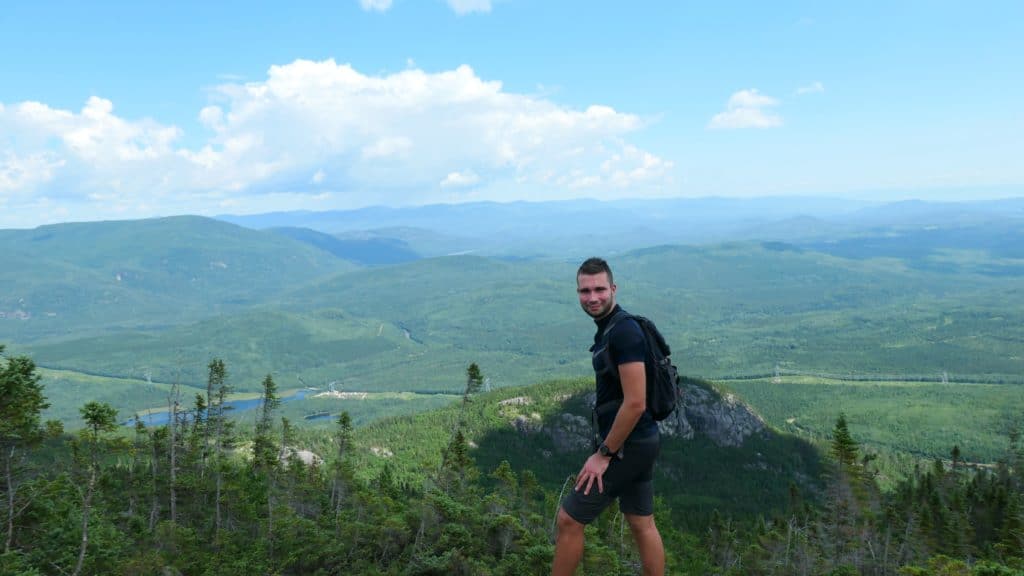 Anthony du blog de Partir Loin face à un lac et des montagnes de Charlevoix