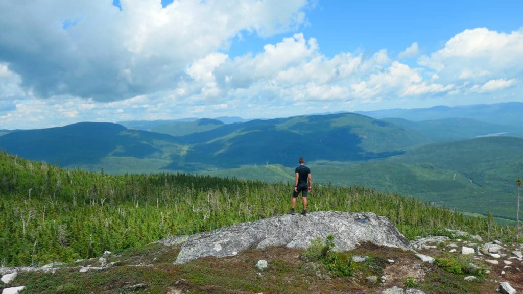 Point de vue du mont des Morios avec Anthony du blog de Partir Loin qui regarde les montagnes de Charlevoix