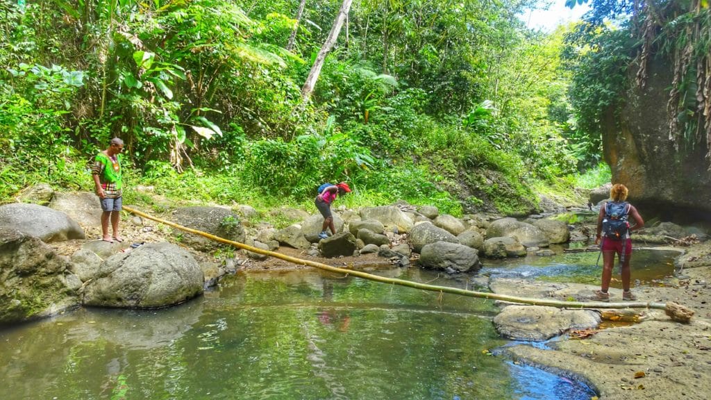 Traversée d'un cours d'eau par la famille Signou