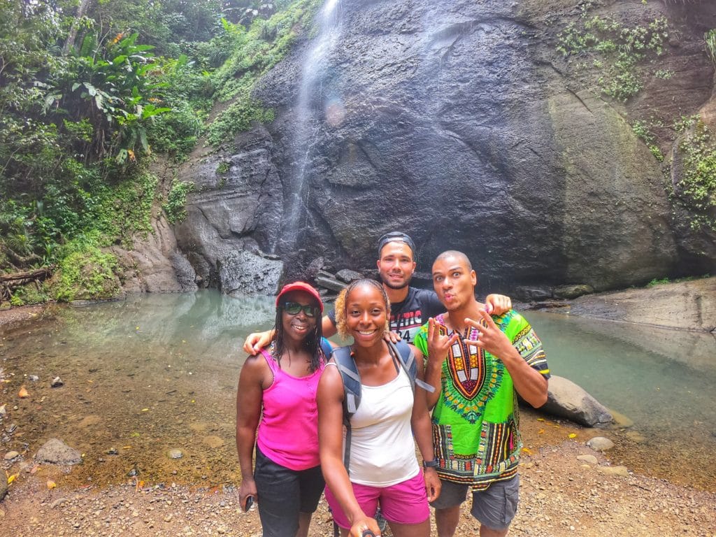 Selfie de la famille Signou devant une chute d'eau à Sainte Lucie