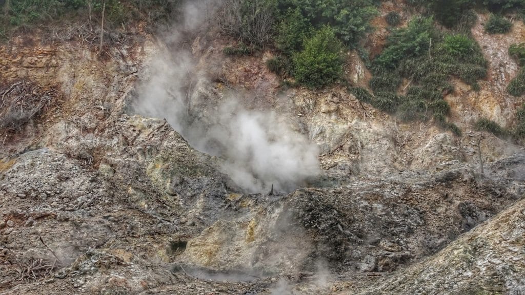 Fumée du volcan de la Soufrière situé sur l'île de Sainte Lucie