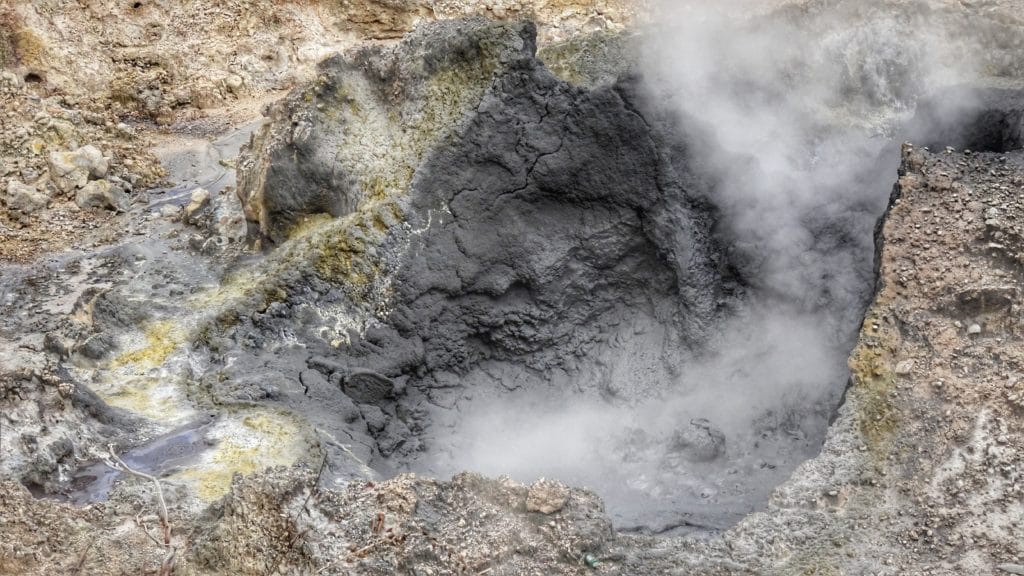 Lave du volcan de la Soufrière sur l'île de Sainte Lucie