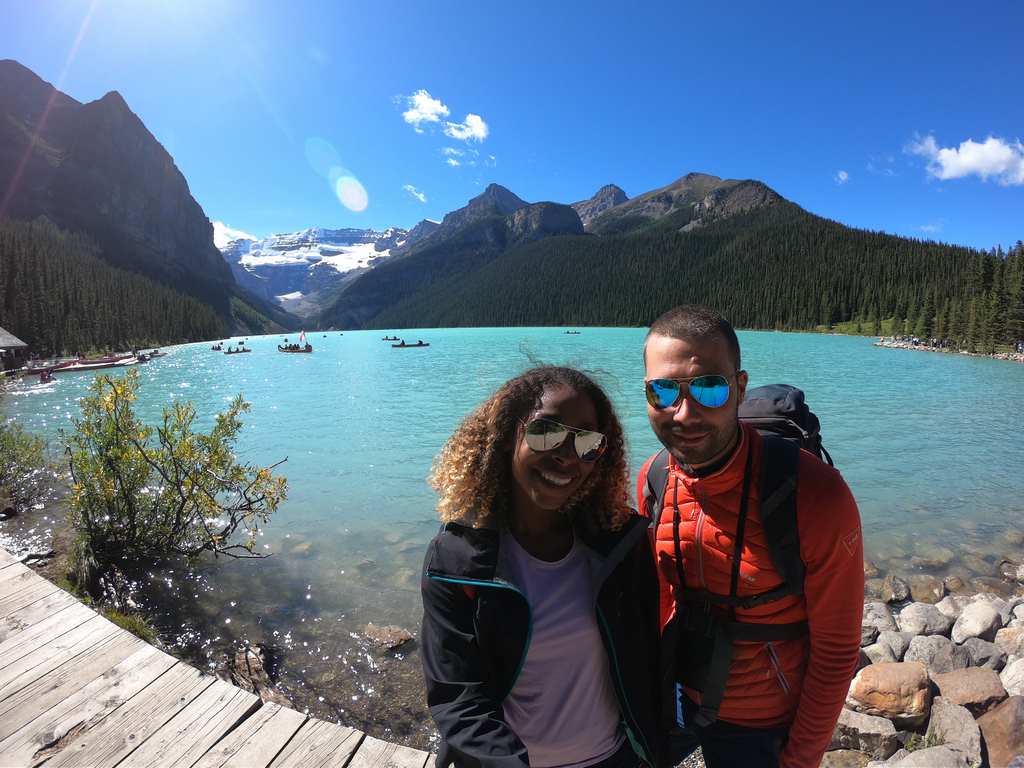 photo selfie de maëva et anthony au lac louise