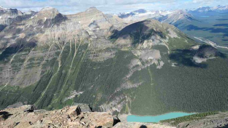 Montagne avec vue plongeante sur le lac Louise