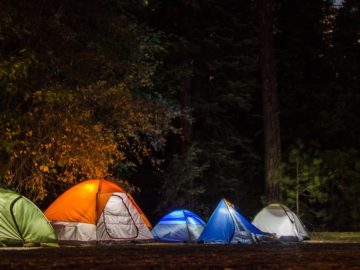 tentes plongées dans l'obscurité