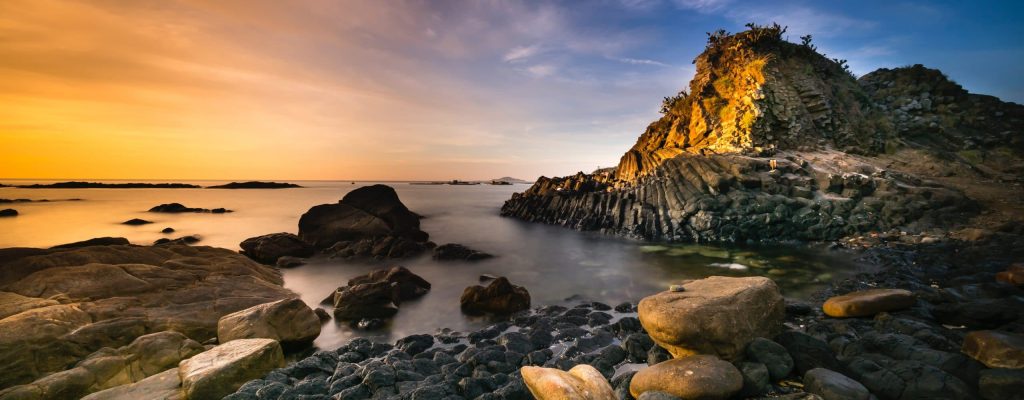 levé de soleil avec vue sur mer et les rochers