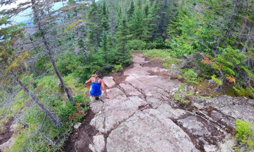 Descente du sommet le menaud sur des roches abruptes