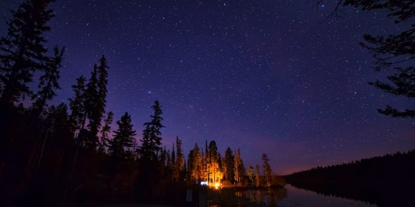 camp de base en pleine obscurité